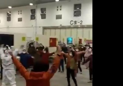 بالفيديو  ..  "رقصة المذبوح"  ..  لماذا يقوم مرضى كورونا بالرقص الجماعي؟