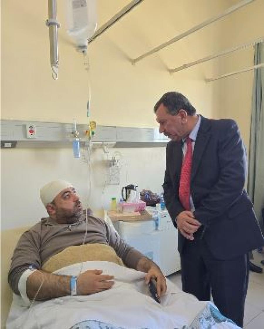 النائب هايل عياش يزور الصحفي فيصل التميمي للاطمئنان عليه في مستشفى الزرقاء الحكومي