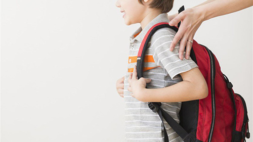  ما هي مخاطر حمل الحقيبة المدرسية الثقيلة على الأطفال؟