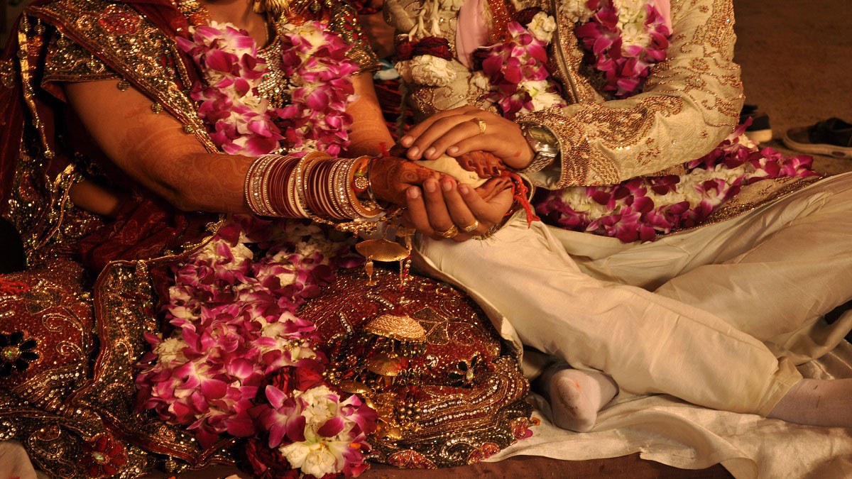 كيف تسبب رئيس الحكومة الهندي بانفصال عروسين قبل حفل زفافهما؟