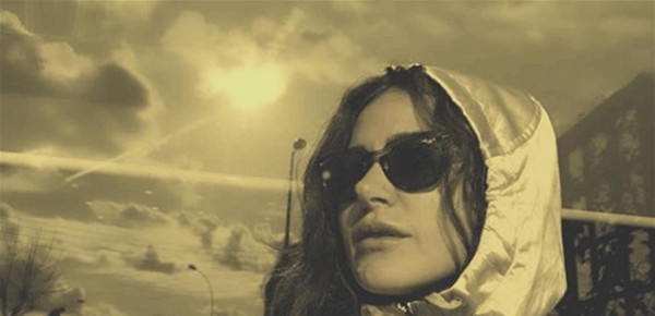 ممثلة سورية بإطلالة جريئة عبر انستغرام  ..  ومتابع لها: "شو انتِ كمان؟"  
