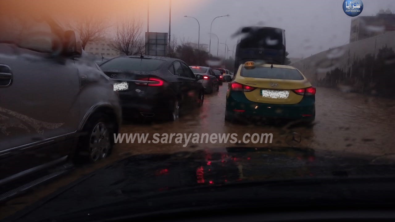بالصور ..   تعطل مركبات وازمة سير خانقة بسبب ارتفاع منسوب المياه على طريق مرج الحمام - شارع المطار  .. والامانة لا ترد 