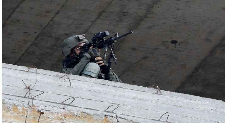 قوات الاحتلال الإسرائيلي تطلق الرصاص على مركبات فلسطينيين عند مدخل الخليل الشمالي