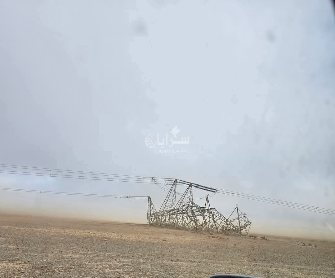 شاهد سقوط عمود ضغط عالٍ على الطريق الصحراوي بسبب الرياح العاتية 