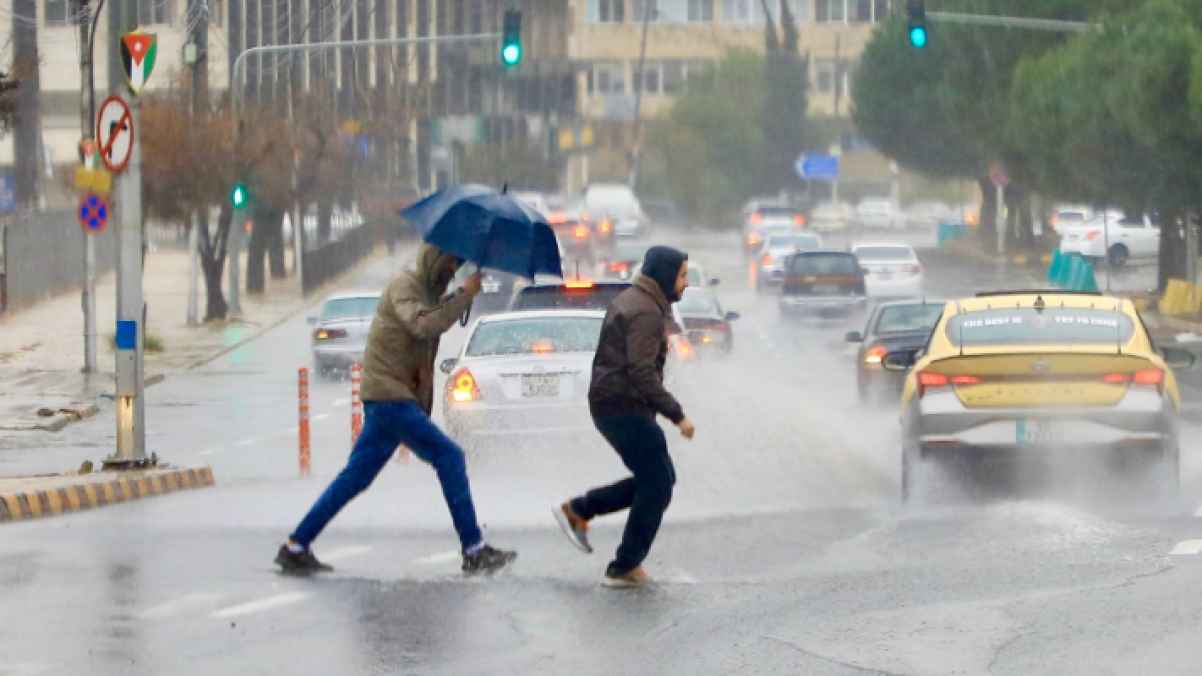  أمطار رعدية وبَرَد تجتاح الزرقاء والمفرق وإربد وأطراف عمّان الشرقية
