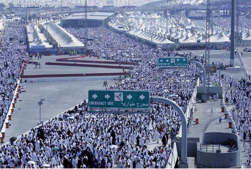 الحجاج يبدأون رمي جمرة العقبة الكبرى بأول أيام عيد الأضحى