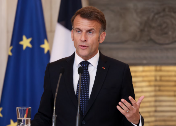 ماكرون: سأتحدث إلى الإيرانيين