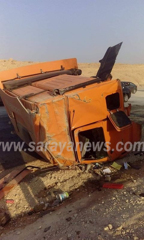 بالصور  .. إصابة  شخص إثر حادث تدهور تريلا على الطريق الصحراوي