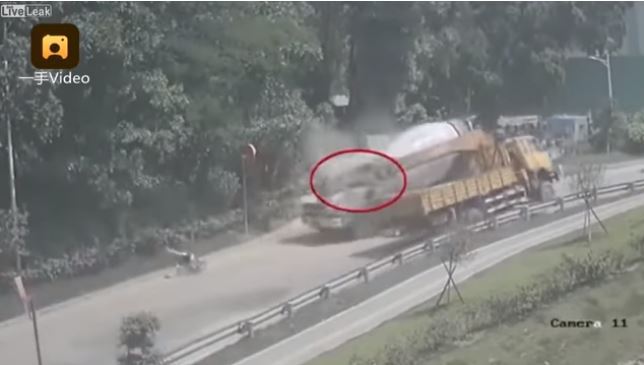 بالفيديو ..  رافعة تسحق شاحنة في حادث رهيب! 
