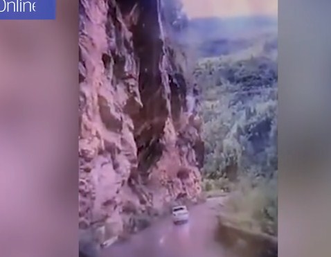  فيديو مروع  ..  لحظة سقوط صخرة ضخمة على سيارة 