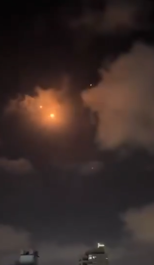 شاهد ..  لحظة سقوط صاروخ ايراني وسط "اسرائيل"