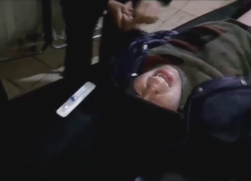 فيديو مؤلم  ..  طفل لأمه بعد أن أصابته قوات الأسد: "سامحيني"