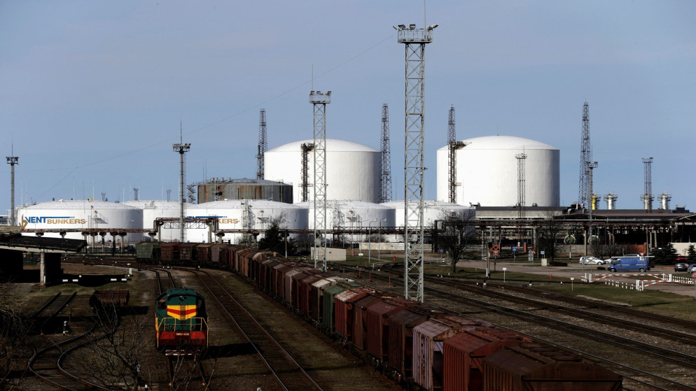 النفط يهبط بأكثر من 13% بعد تأجيل ترامب قصف البنية التحتية للطاقة الإيرانية