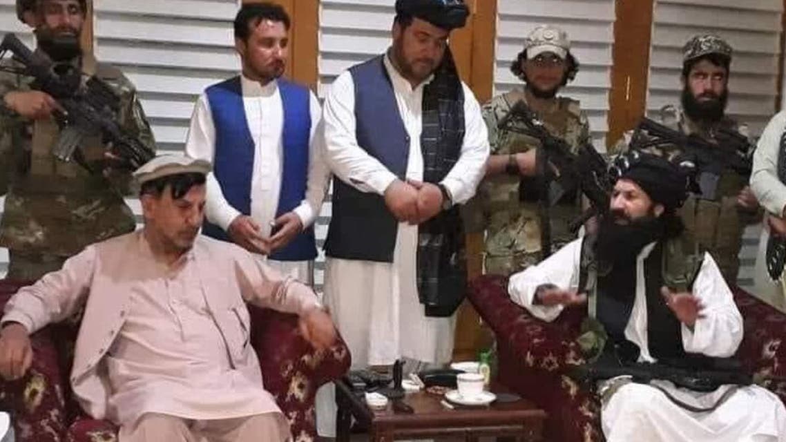 مقطع غريب ..  شقيق الرئيس الأفغاني يبايع حركة طالبان!