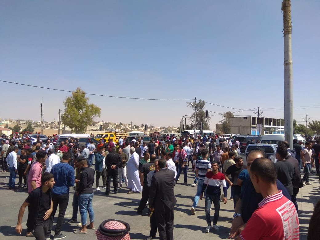 بالصور: الآلاف يشاركون بمراسم تشييع جثمان الشهيد الطيار احمد الخوالدة