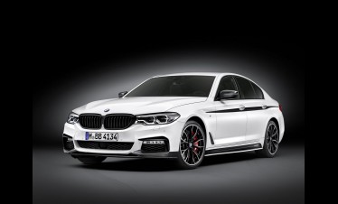 بالصور .. BMW تزيد الاثارة في الفئة الخامسة بباقة اكسسوارات M Performance
