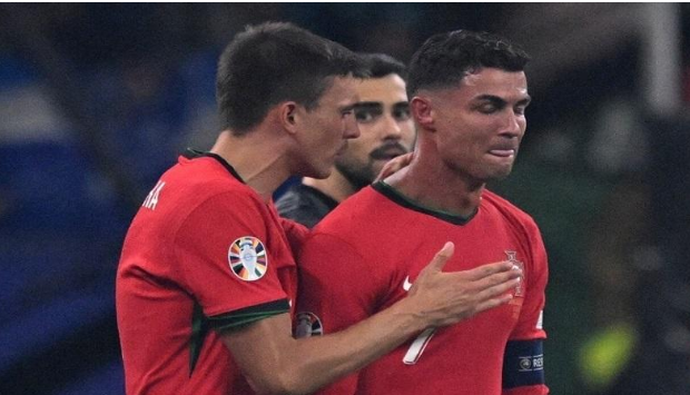 حفيظ دراجي يرد على انتقاده بسبب طريقة التعليق على بكاء رونالدو