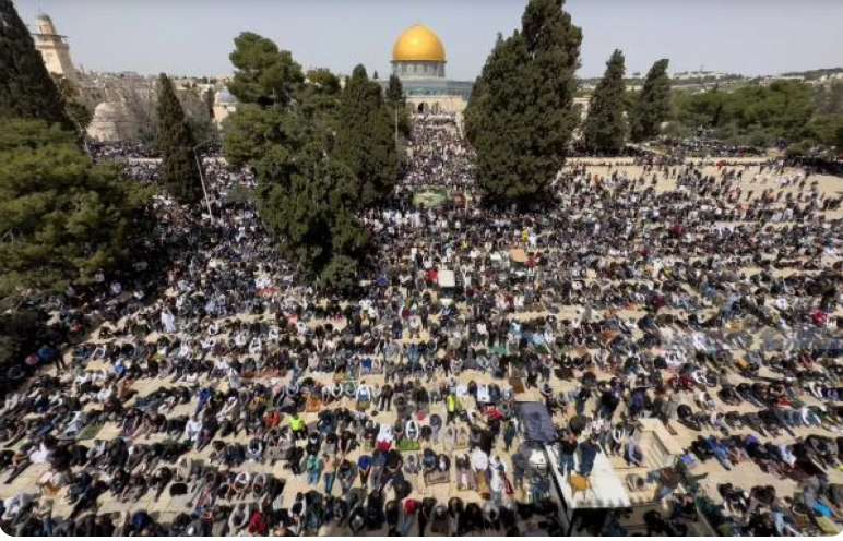 80 ألفًا يؤدون صلاة الجمعة الأولى من رمضان في الأقصى