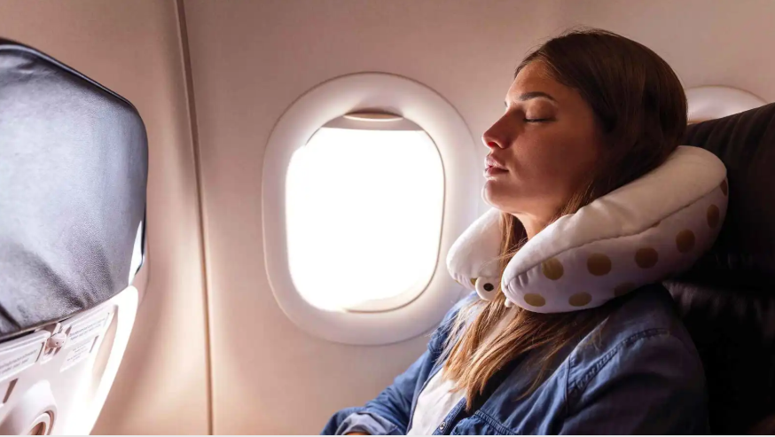 منها وسادة الرقبة ..  أخطاء شائعة تسرق نومك في الطائرة  