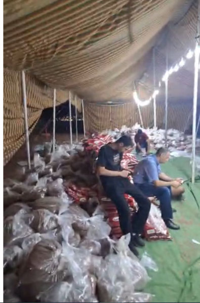بالفيديو : الشيخ معتصم الحنيطي يوزع 70 طنًا من المواد الغذائية في أبو علندا