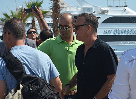 توم هانكس يغادر الغردقة بعد تصوير فيلمه بجزر البحر الأحمر ..  صور