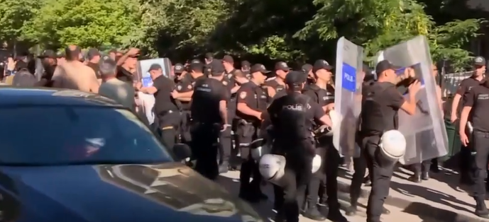 الشرطة التركية تفض مسيرة مؤيدة للمثليين وتعتقل 30 شخصا