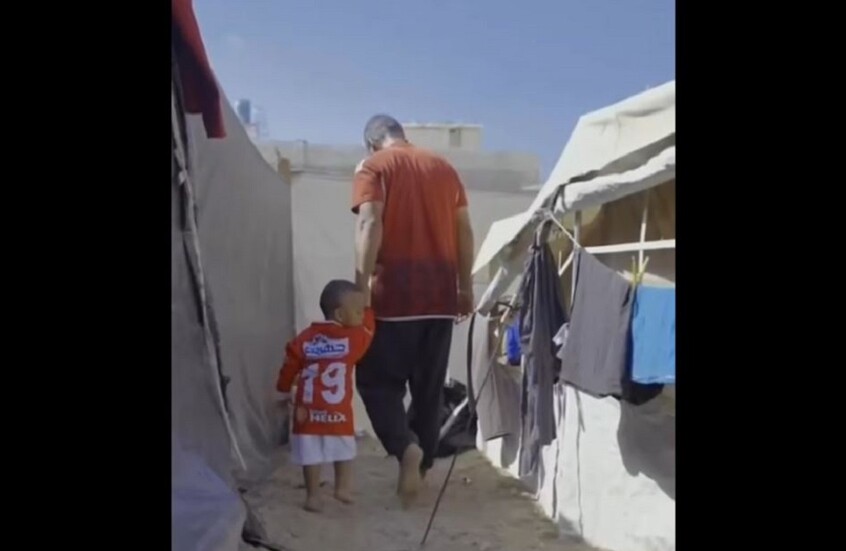 "يا بطل كفاية أنك شبهي" ..  نجم أهلاوي يستجيب لطلب طفل فلسطيني 