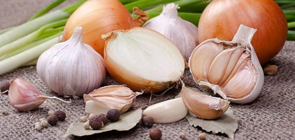 ماذا يحدث لجسمك عند تناول البصل و الثوم ؟  
