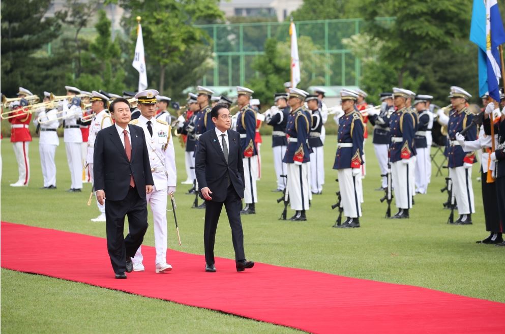 أول زيارة منذ 12 عاماً ..  رئيس وزراء اليابان يصل إلى كوريا الجنوبية