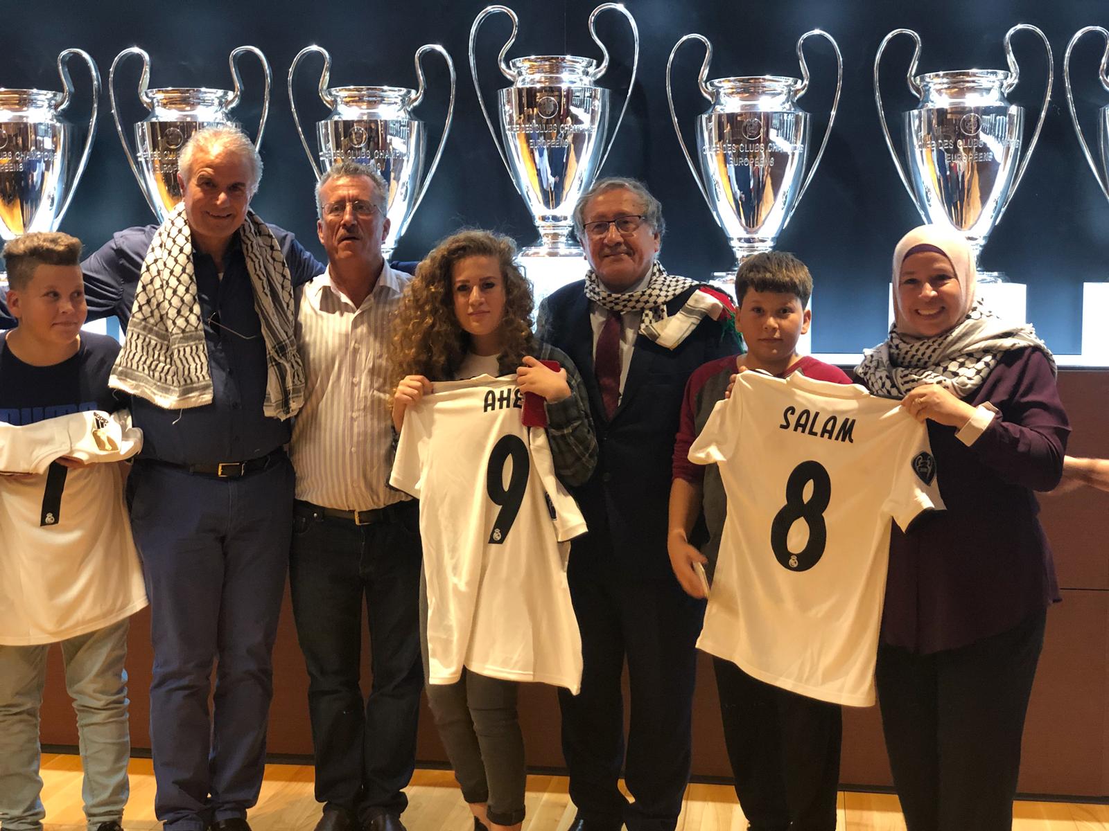بالصور ..  ريال مدريد يهدي عهد التميمي قميص الفريق 