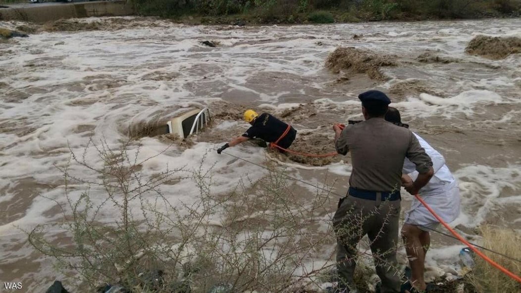 إنقاذ شخص و 3 من الأبل حاصرتهم السيول في منطقة باير  ..  والأمن تجدد تحذيراتها من الحالة الجوية 