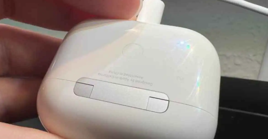 راحة ومخاطر ..  هل من الآمن شحن سماعات AirPods طوال الليل؟‬