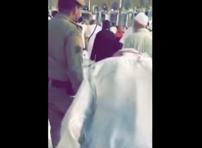 بالفيديو  ..  رجل أمن بالمسجد الحرام يحرس معتمراً أثناء طوافه .. وهذا هو السبب!