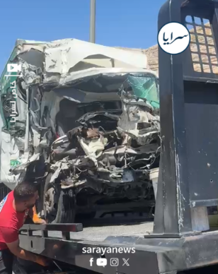 بالفيديو ..  حادث مروع بين شاحنتين محملتين بالأجبان والمياه على طريق الـ100 