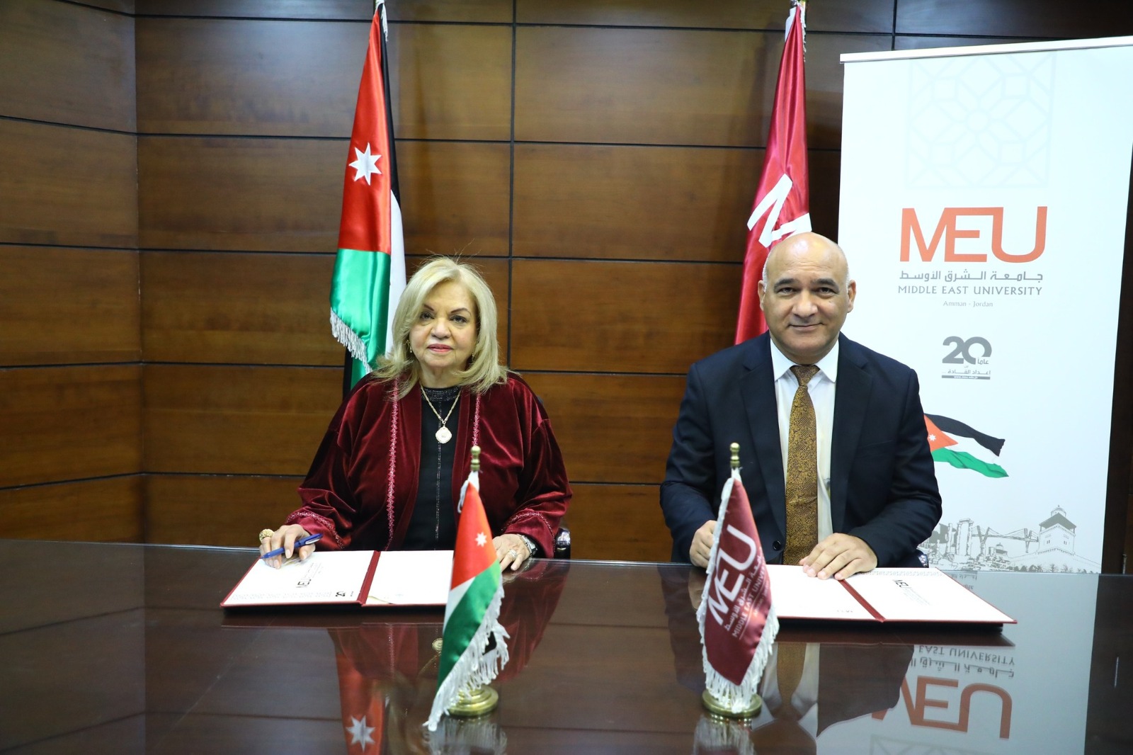 اتفاقية تعاون بين "الشرق الأوسط" وأكاديمية العقول النيّرة