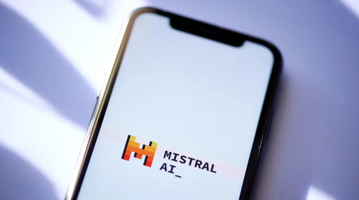 "ميسترال" تراهن على ذكاء اصطناعي مفصّل حسب الطلب