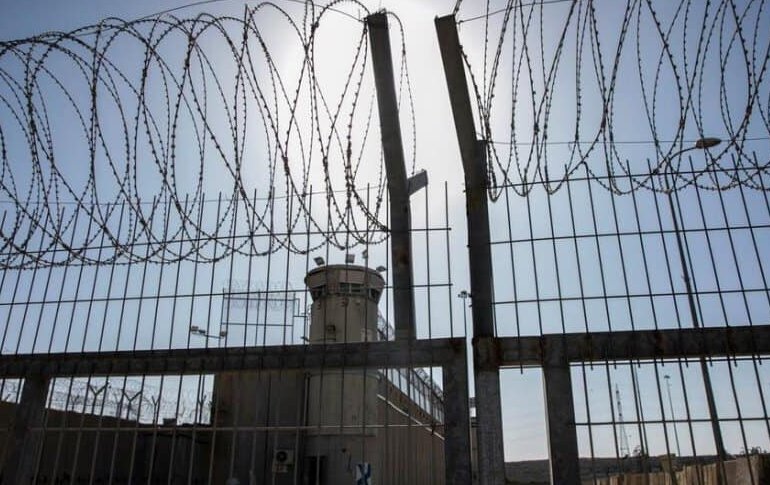  1000 أسير فلسطيني يشرعون بالإضراب عن الطعام