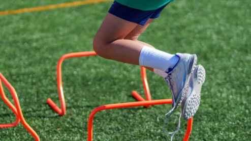 القفز فوق الحواجز في الحلم بين النجاح والخوف