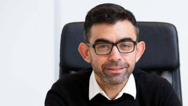 قصة اكبر رجال الاعمال في العالم  .. "سرقت 30 ألف جنيه من أمي لأجني الملايين"