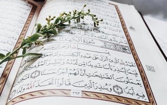 سماع سورة الكهف هل يُغني عن قراءتها يوم الجمعة؟