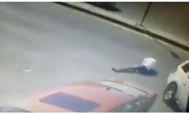 بالفيديو ..  شخص يفتعل حادث دهس في عمان 