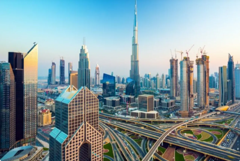 الإمارات تحدد الدخل الشهري المطلوب لإصدار تأشيرة زيارة قريب أو صديق