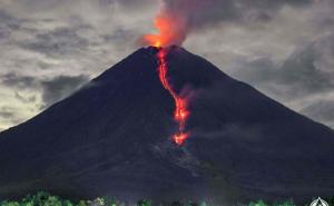 ثوران بركان في أندونيسيا وتحذيرات من تسونامي