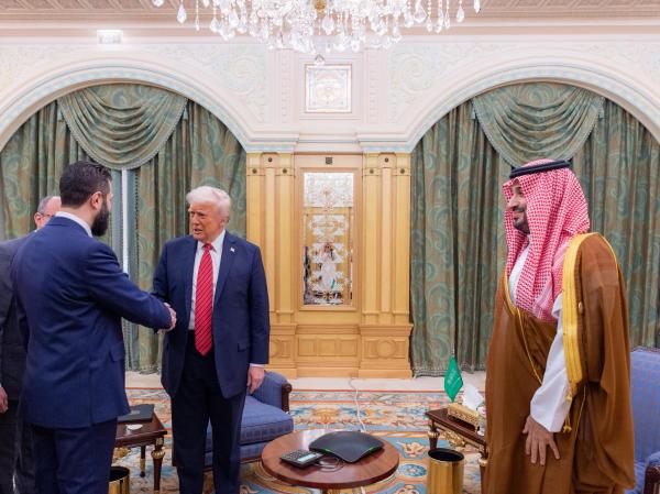 ترامب يلتقي الشرع برعاية سعودية في الرياض