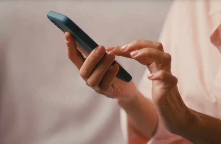 الإمارات ..  ما هي عقوبة إعادة إرسال المحتوى المسيء؟