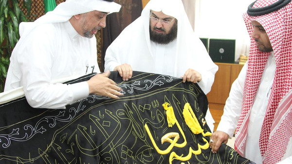لأجل كسوة الكعبة  .. وفد سعودي يجول العالم 