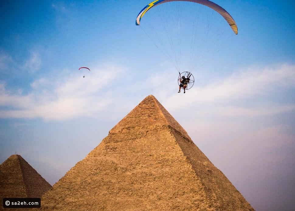 لعشاق القفز بالمظلات: حانت فرصتك لممارسة هوايتك فوق المعابد الفرعونية