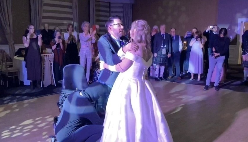 مقعد أمضى سنة بالعلاج الفيزيائي من أجل هذه اللحظة المؤثرة