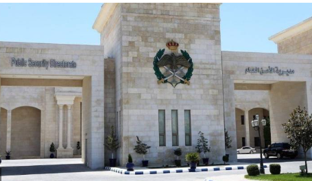 الأمن العام يوضّح تفاصيل اعتداء مجموعة من الأشخاص على مركبة بالشارع العام  .. فيديو 