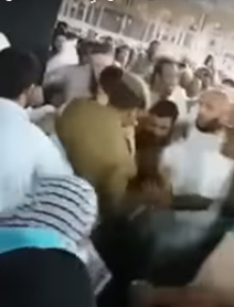 بالفيديو ..  القبض على شخص حاول إحراق الكعبة بالبنزين